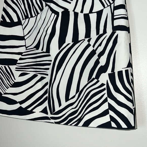 KENNETH COLE REACTION - SIZE 2 BLACK & WHITE LINED MINI SKIRT EUC - Picture 3 of 12